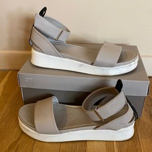 FrancoScarto Grey sandal with verlco clasp